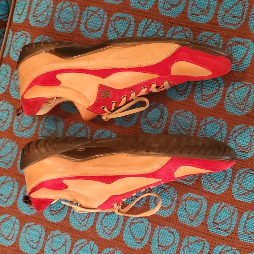 Stylish Red and Tan Men's Sneakers - Picture 6 of 16